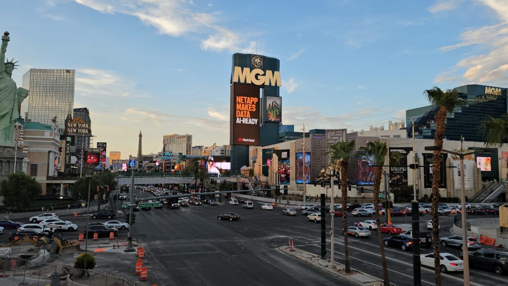 NetApp_MGMGrand_pic1_SpotlightOutdoor